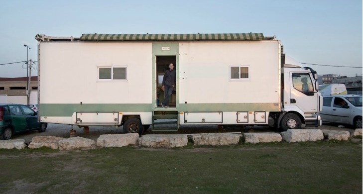 camião se transforma numa casa minimalista